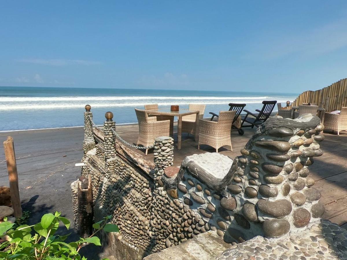 Beachfront Villa Nixie And The Sea Tabanan Экстерьер фото
